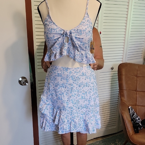 Chic Blue and White Floral Bikini Set - Picture 1 of 8